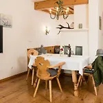Ansitz Wirtsgut - Familienappartements In Den Bergen